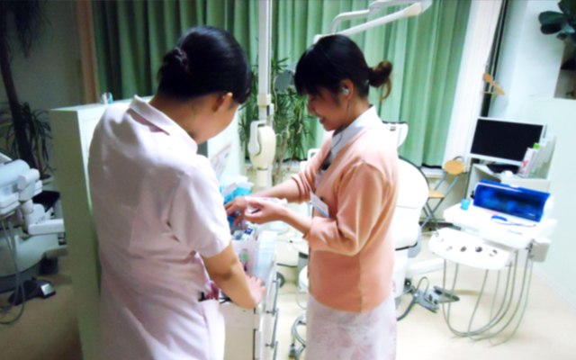 徳島県鳴門市 とみなが歯科医院｜新人への研修を行いました