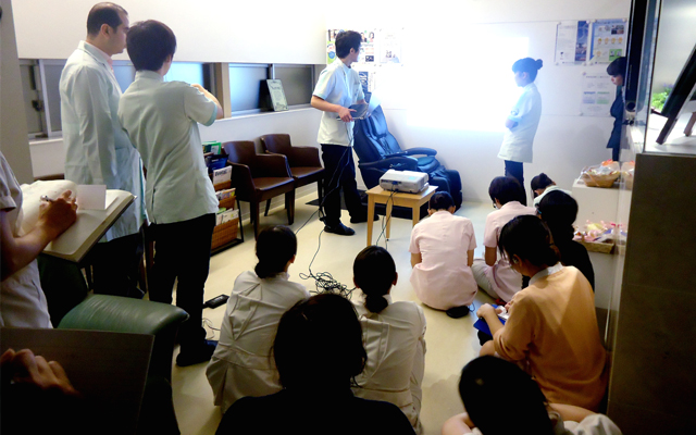 徳島県鳴門市 とみなが歯科医院｜タブレットを使用した、治療法の説明会