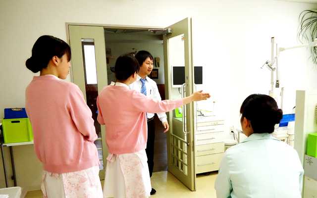徳島県鳴門市 とみなが歯科医院｜新入社員の研修を行っています